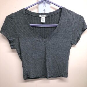 Gray cropped ribbed v-neck t-shirt